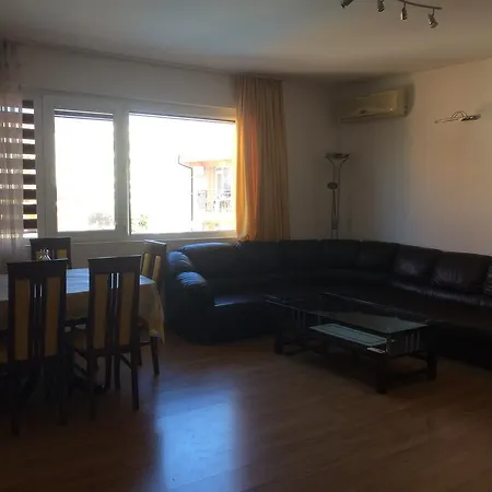 Deniss In Apartamento Ravda